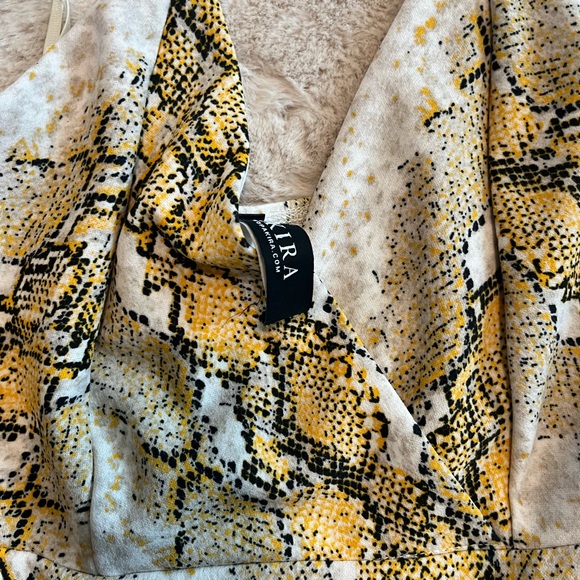 AKIRA Skort Romper in yellow and black snakeskin Women’s size Large - Picture 4 of 5